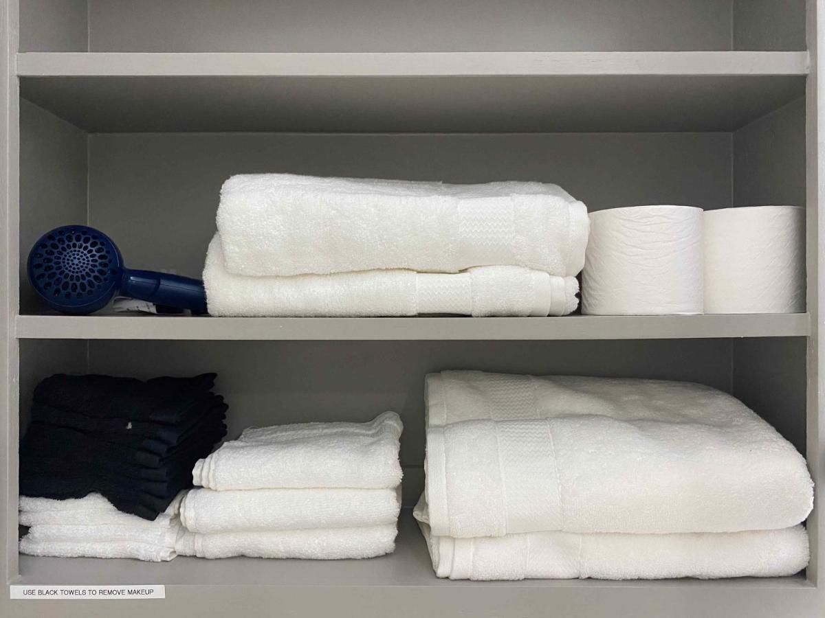 Quiet 2br 2ba, Laundry, Wi-fi, Near Shops & Restos *